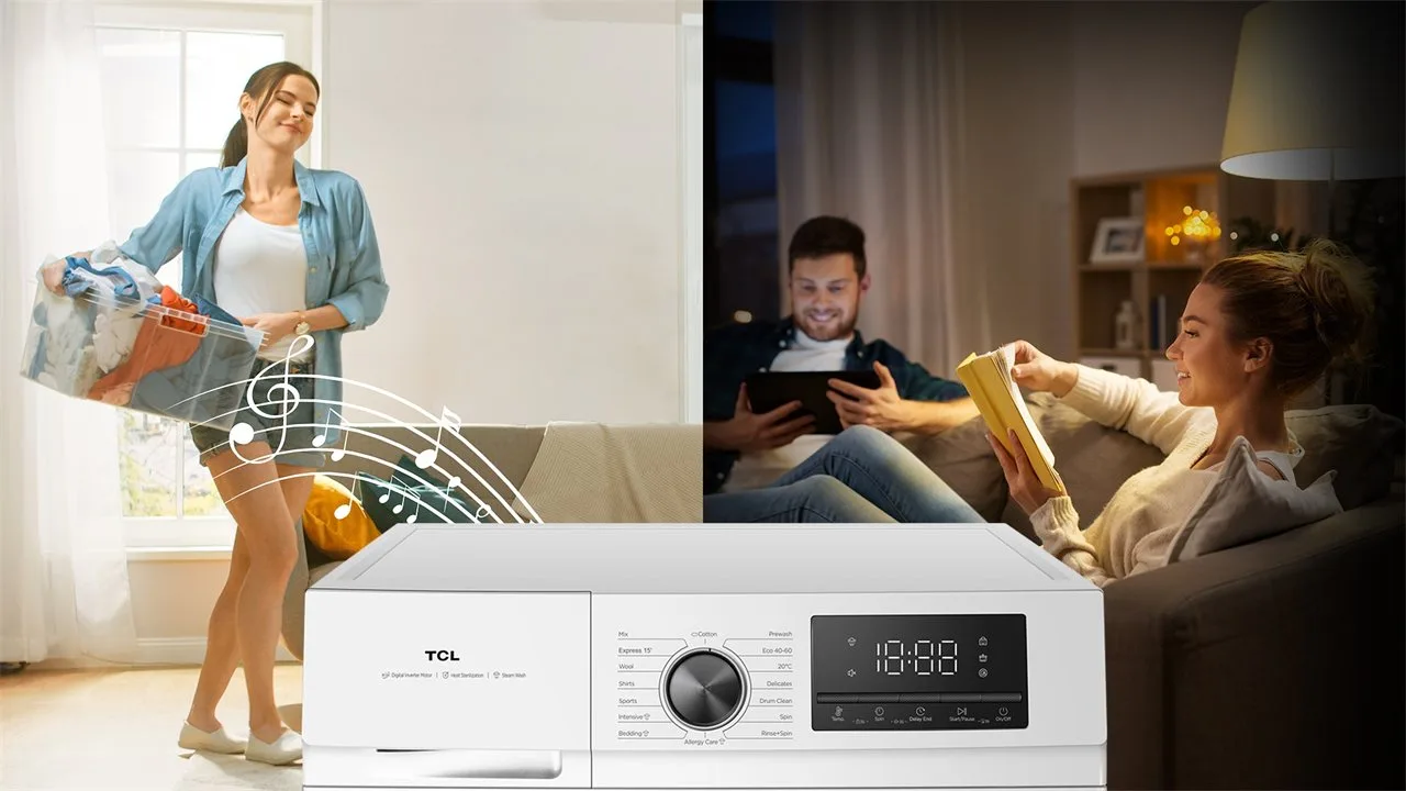 Kobieta z koszem prania i para odpoczywająca wieczorem w salonie
